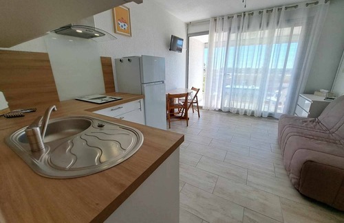 Marseillan Plage Apartment | Beachfront Renovated Apartment with Private Parking and Terrace