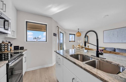 Myrtle Beach Apartment | Beachfront Resort Oasis - Coastal Elegance Condo!