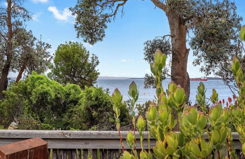 Cowes House | Beachfront Retreat Amazing 5 bedroom House