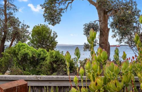 Cowes House | Beachfront Retreat Amazing 5 bedroom House