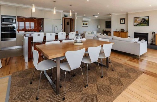 Oakura House | Beachfront Retreat with Sea Views
