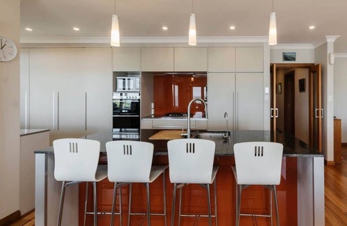 Oakura House | Beachfront Retreat with Sea Views