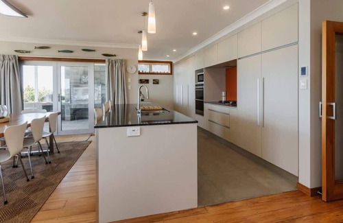 Oakura House | Beachfront Retreat with Sea Views