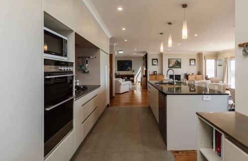 Oakura House | Beachfront Retreat with Sea Views
