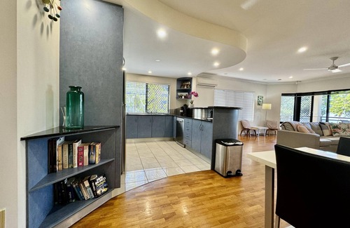 North Ward Apartment | Beachfront Strand Apartment with Parking - Beachfront Strand Apartment with Parking