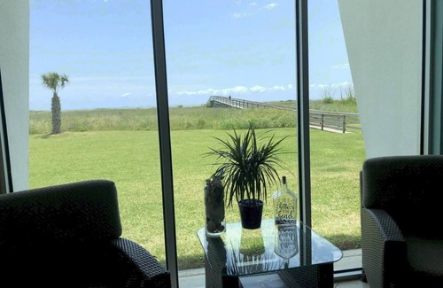 Galveston Condo | Beachfront Studio Fantastic Gulf Views!