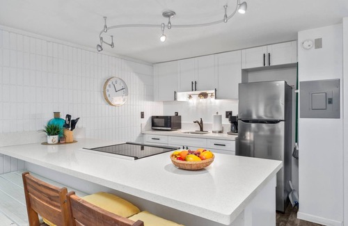 Punaluu Apartment | Beachfront Studio with Partial Ocean View