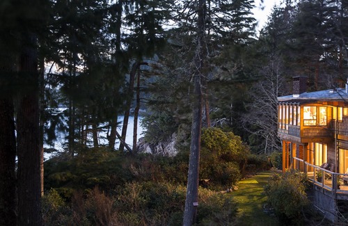 Tonquin Beach House | Beachfront Tofino with stunning ocean views- for Families!