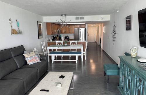 Madeira Beach Condo | BEACHFRONT- TOP FLOOR - 3 BED/3 BATHnCharming Madeira Beach Condo