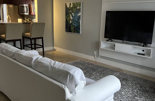 South Lake House | Beachfront Townhouse Steps to Beach and Hollywood Broadwalk Perfect Getaway