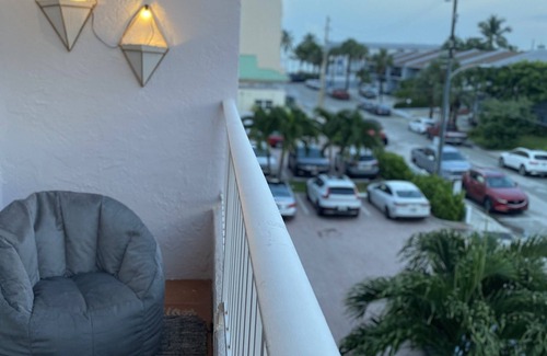 South Lake House | Beachfront Townhouse Steps to Beach and Hollywood Broadwalk Perfect Getaway