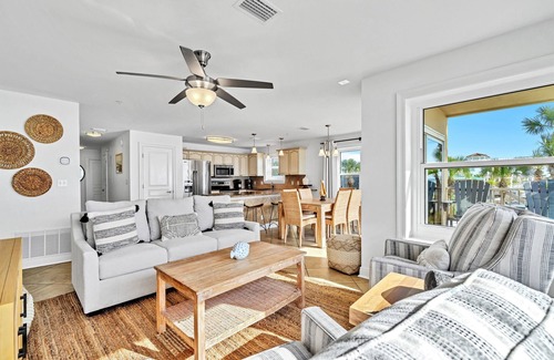 Crystal Beach Condo | Beachfront | Updated | Pool + Hot Tub | Beach Gear | Private Beach | Gated