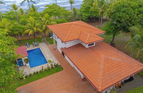 Esterillos Centro Villa | Beachfront villa in Esterillos Centro