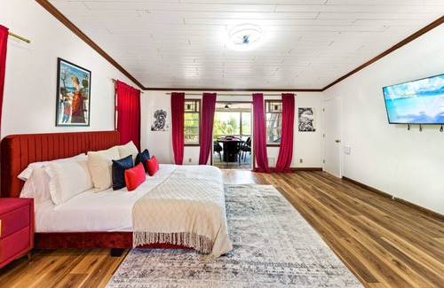 Lake Clarke Shores House | Beachfront Villa w/Htd Pool, Game Room, Cinema, Spa