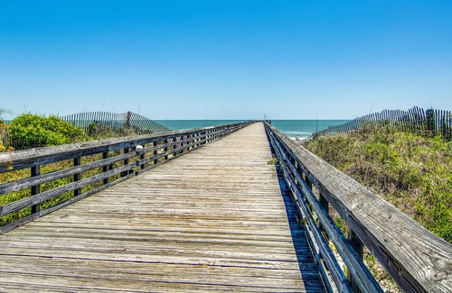 Isle of Palms Villa | Beachfront villa w/ ocean view & shared pool/pier in the heart of town!