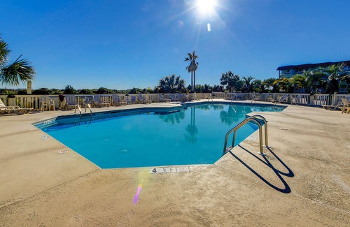 Isle of Palms Villa | Beachfront villa w/ ocean view & shared pool/pier in the heart of town!
