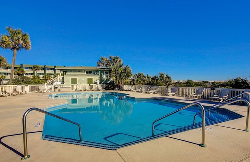 Isle of Palms Villa | Beachfront villa w/ ocean view & shared pool/pier in the heart of town!