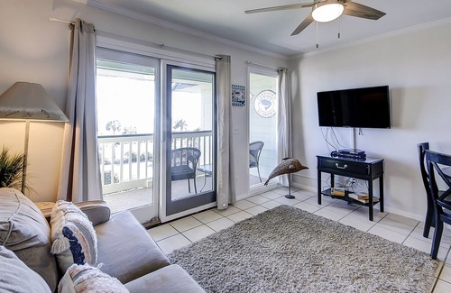 Isle of Palms Villa | Beachfront villa w/ ocean view & shared pool/pier in the heart of town!