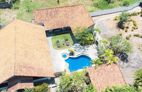 Banjartegehe Villa | Beachfront villa with private pool, garden and terrace
