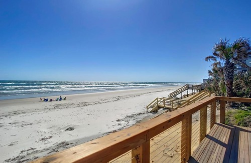 Sea Dunes Apartment | Beachfront with large deck Pool Sea Dunes Sailfish A2