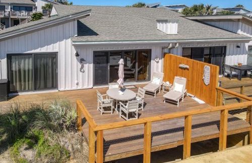 Sea Dunes Apartment | Beachfront with large deck Pool Sea Dunes Sailfish A2