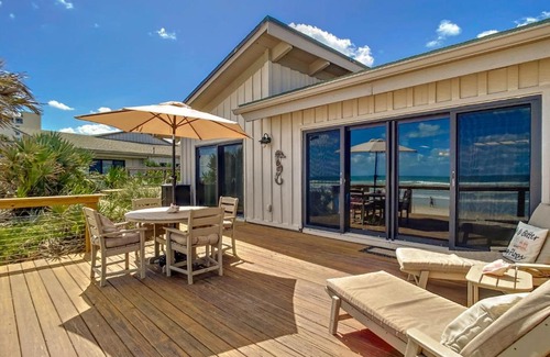 Sea Dunes Apartment | Beachfront with large deck Pool Sea Dunes Sailfish A2