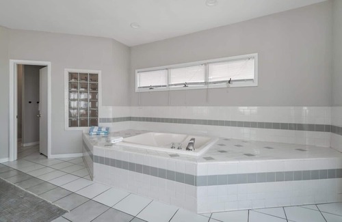 Cottage Line Apartment | Beachhouse Penthouse with a Pool!
