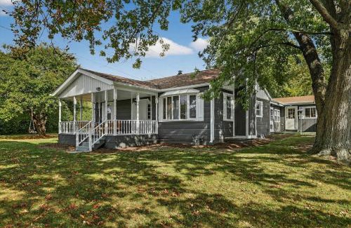 Waukegan House | Beachpark Retreat Home-Huge outdoor fun, Game,Navy
