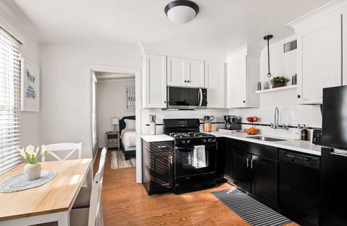 La Jolla House | Beachside 1BR Haven Near Ocean & Outdoor Space