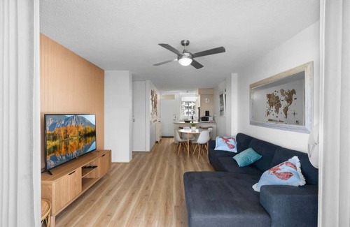Gold Coast Apartment | Beachside 2BR Getaway Walk to Sand Netflix