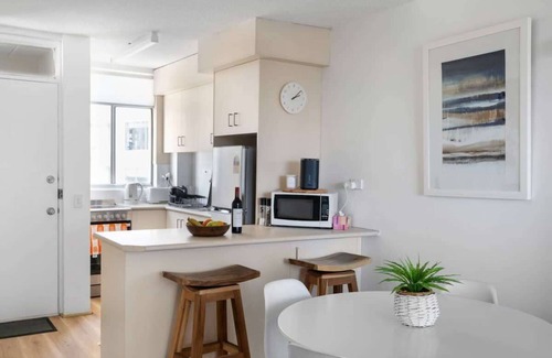 Gold Coast Apartment | Beachside 2BR Getaway Walk to Sand Netflix
