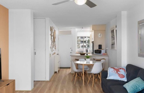 Gold Coast Apartment | Beachside 2BR Getaway Walk to Sand Netflix