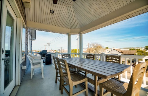 Surf City House | Beachside 8BR 1 Block from Ocean Family & Wedding Friendly – Year Round