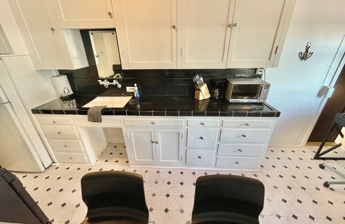 Fort MacArthur Apartment | Beachside. Bay views! Parking. Laundry.