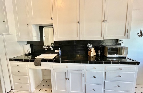 Fort MacArthur Apartment | Beachside. Bay views! Parking. Laundry.