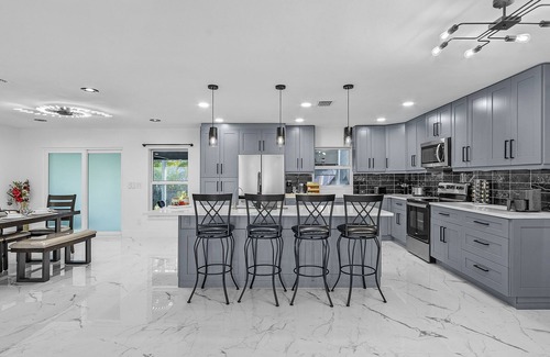 Iona House | Beachside Bliss: 3.7 Miles to Beach 4.2 Miles to Sanibel Causeway Pool Table