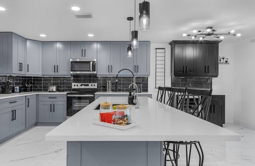 Iona House | Beachside Bliss: 3.7 Miles to Beach 4.2 Miles to Sanibel Causeway Pool Table