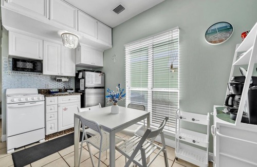 Crystal Beach Cottage | Beachside Bliss Full Cottage~Location, Crystal Beach, Destin~Steps to Beach/Pool