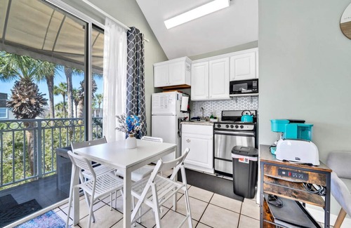 Crystal Beach Cottage | Beachside Bliss Full Cottage~Location, Crystal Beach, Destin~Steps to Beach/Pool