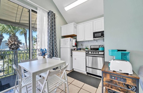Crystal Beach Cottage | Beachside Bliss Full Cottage~Location, Crystal Beach, Destin~Steps to Beach/Pool