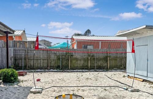 Biltmore Beach House | Beachside Bliss - Breakfast, Walk to Schooners, Sleeps 15, Fenced Privacy