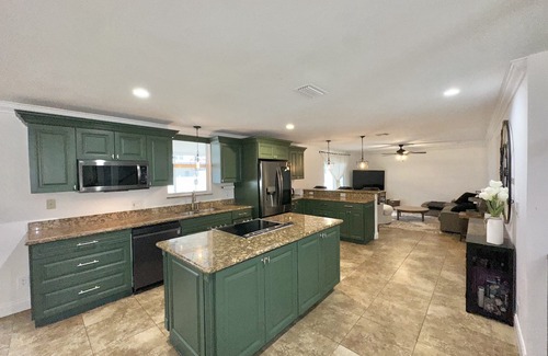 Tarpon Springs House | Beachside Bliss Steps from Sand in Tarpon Springs