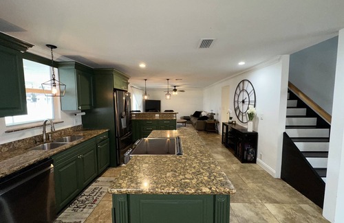Tarpon Springs House | Beachside Bliss Steps from Sand in Tarpon Springs