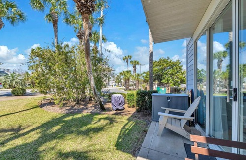 Crystal Beach Cottage | Beachside Breeze Cottage~Location! Crystal Beach, Destin~Steps to Beach & Pool