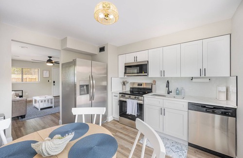 Ocean Woods House | Beachside Bungalow- minutes from the beach and cruise ships!