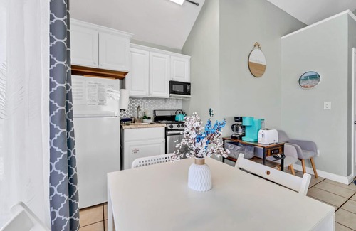 Crystal Beach Cottage | Beachside Bungalow ~ Location! Crystal Beach, Destin ~ Steps to Beach & Pool