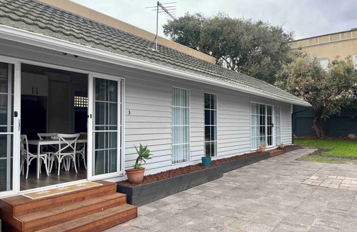 Brighton Apartment | Beachside Charm with Garden - Walk to Train