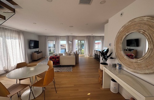 Swampscott House | Beachside Coastal Retreat: Breathtaking Views