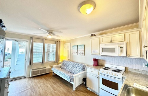 Atlantic Beach Condo | 🏖Beachside Complex Private Beach Access Pool WiFi Kitchen