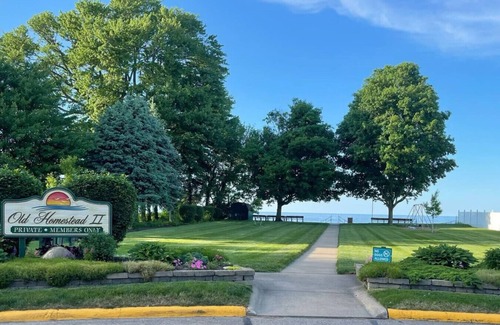 Erie County House | Beachside Cottage- 1 min walk to sand and sun